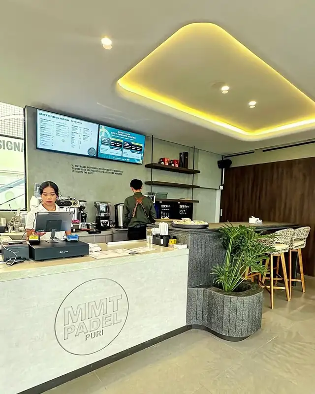 The juice bar counter with the MMT Padel Puri logo